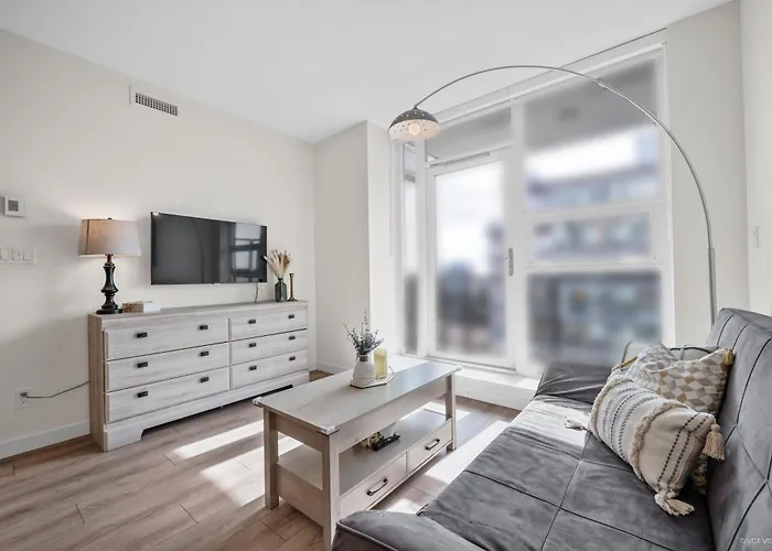 Richmond City Center Brand New 1 Bedroom 4 Guests Apartment